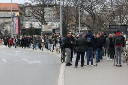 NEMA PREDAJE Novinari krenuli ka Policijskoj upravi Banjaluka (VIDEO)