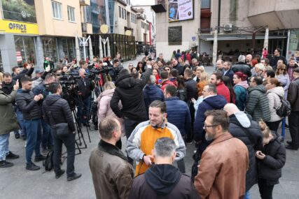 PODRŠKA KOLEGI MORAČI Veliki broj novinara okupio se na Trgu Krajine u Banjaluci (VIDEO, FOTO)