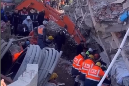 Snimak koji će vas NAJEŽITI: Kako spasioci tragaju za preživjelima pod ruševinama (VIDEO)