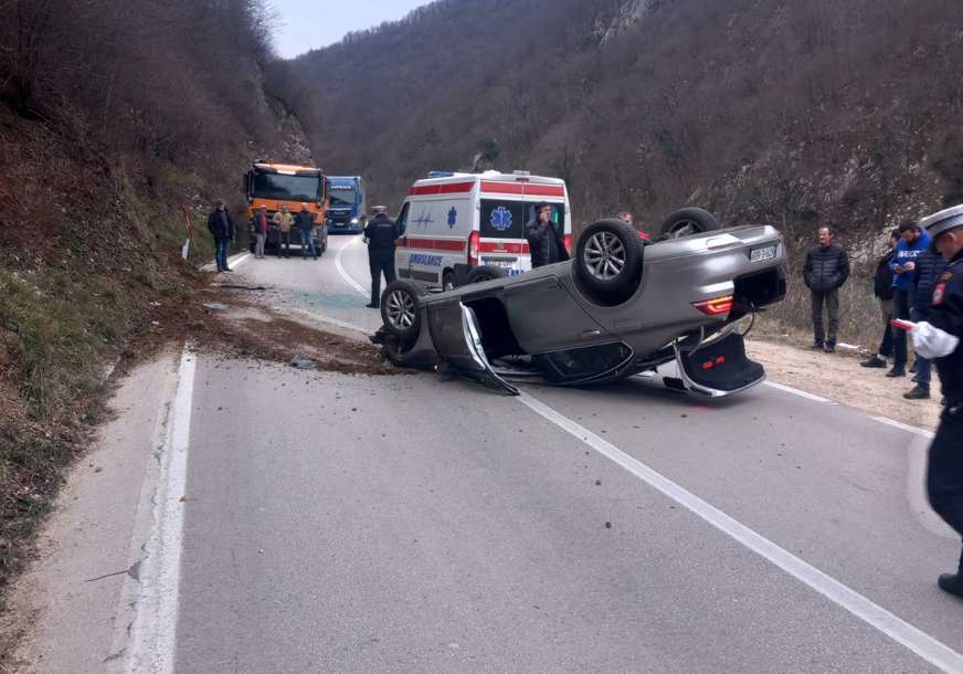 OGLASILA SE I POLICIJA Žena sa teškim povredama prevezena u UKC Srpske (FOTO)