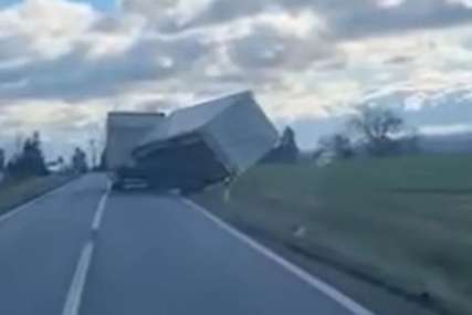 Vjetar prevrnuo prikolicu kamiona