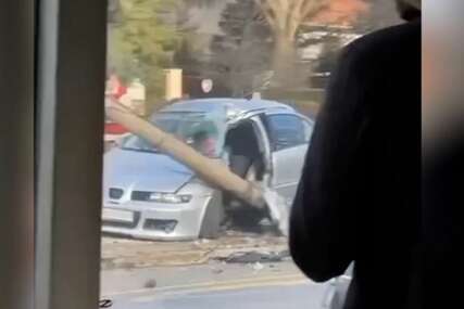 Povrijeđeni prevezeni u bolnicu: Sudar 2 automobila, jedno vozilo se ZAKUCALO U BANDERU (VIDEO)