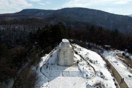 (FOTO) Moći će da stoji 200 ljudi istovremeno: Vidikovac na Banj brdu trebalo bi da bude završen s proljeća i OVAKO ĆE DA IZGLEDA