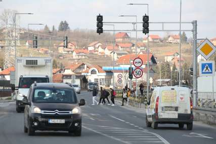 Semafor ne radi i ne zna se kada će proraditi: Muke vozača i pješaka koji trebaju u Dragočaj i Ramiće  (FOTO)