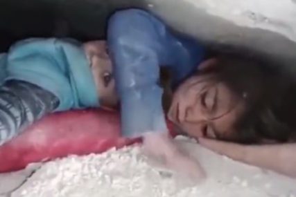 Scena na koju će zaplakati i oni najtvrđeg srca: Sestrica tijelom štiti svog mlađeg brata da ga ne zatrpaju ruševine (VIDEO)