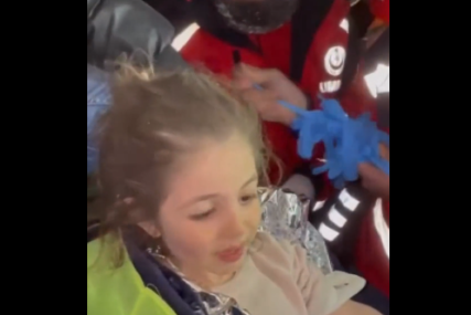 BILA JE ODLUČNA Djevojčica  (5) nakon izvlačenja ispod ruševina odbila vodu, njen odgovor nasmijao spasioce (VIDEO)
