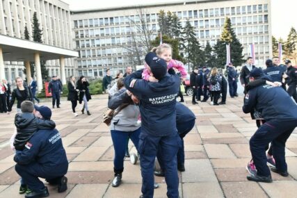 Emotivni doček srpskih vatrogasaca koji su stigli iz Turske