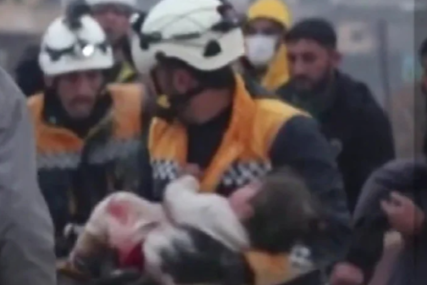Stravične scene: Snimak spašavanja bebe iz ruševina zemljotresa (VIDEO)