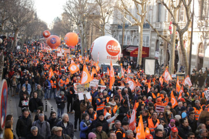 FRANCUSKA U BLOKADI Treći talas štrajkova širom zemlje zbog Makronovih nepopularnih planova
