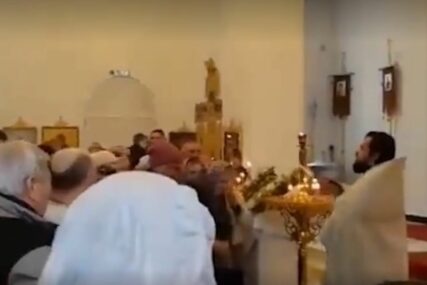 LJUDI U ŠOKU Sveštenik spustio krst, uzeo crijevo i nastala je havarija u crkvi (VIDEO)