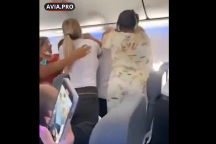 Tuča 15 žena u avionu 