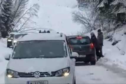 Haos na putu za Jahorinu: Put zaleđen i prekriven snijegom, desetine vozila blokirano (VIDEO)