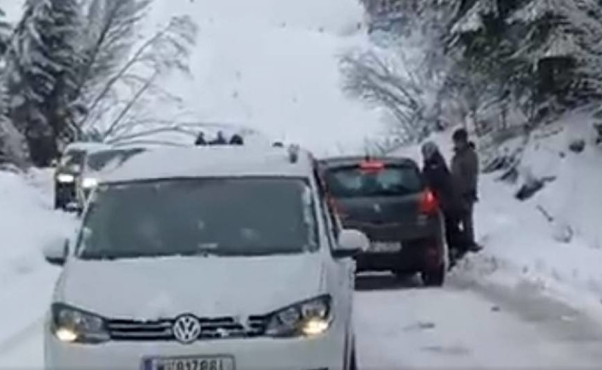 Vozila zaglavljena u snijegu na putu ka Jahorini