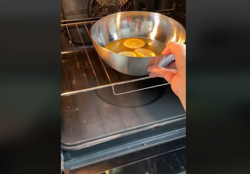 Čišćenje rerne pomoću limuna