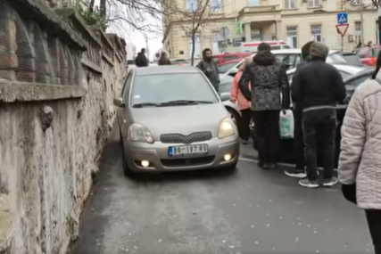 Hit snimak kruži društvenim mrežama: Žena vozila po trotoaru, pa se ZAGLAVILA (VIDEO)