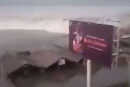 KAO SUDNJI DAN Nakon smrtonosnog zemljotresa, cunami ruši tursku obalu (VIDEO)