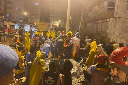 POGINULA 1.651 OSOBA Turska zavijena u crno nakon potresa, ekipe po mraku traže žrtve u ruševinama (FOTO)