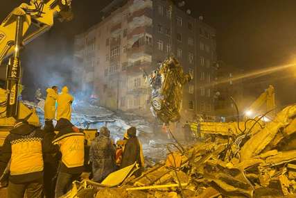 Noćno spasavanje ljudi nakon zemljotresa u Turskoj
