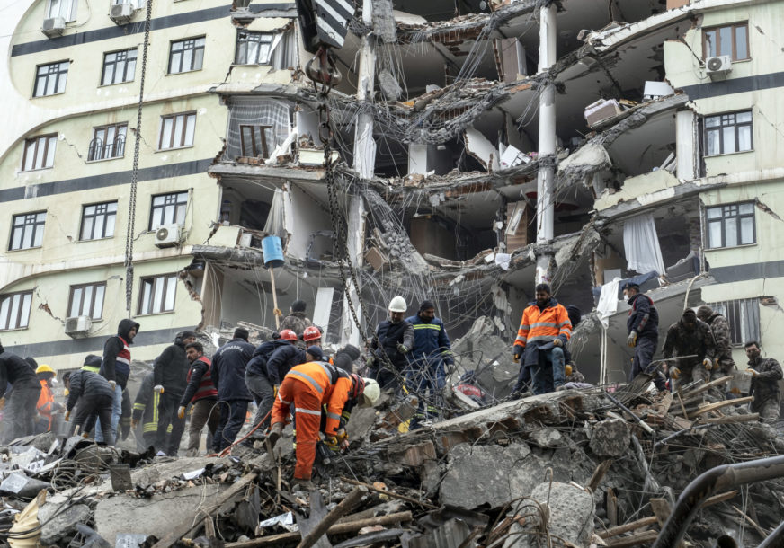 Spasioci tragaju za ljudima nakon zemljotresa
