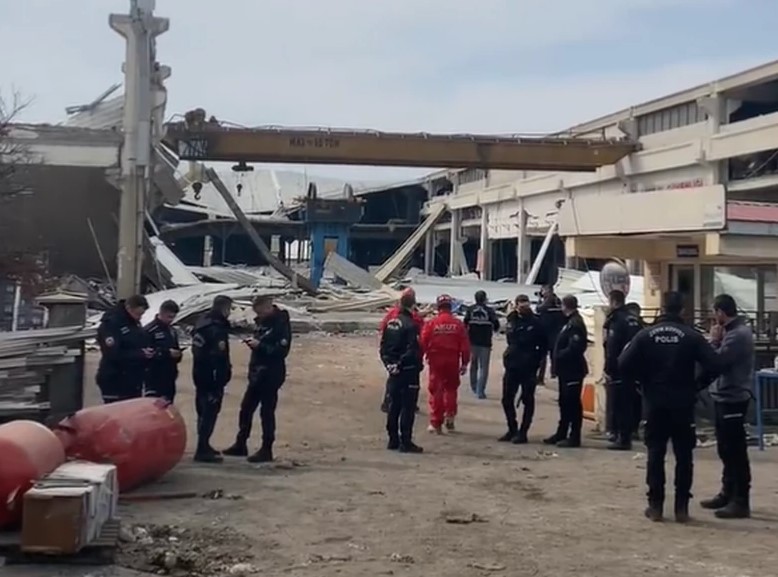 Krov razorene fabrike u Turskoj pao na ljude 