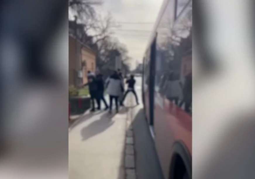 "Bez razloga nije sigurno" Momci izašli iz autobusa i počeli da se tuku, žene pokušavaju da ih razdvoje (VIDEO)