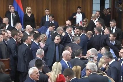 ZAMALO TUČA U SKUPŠTINI SRBIJE Jovanović među prvima stigao do Vučićevog stola, čak je i skinuo kravatu (VIDEO)