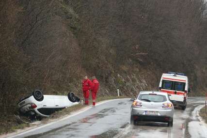 Teška nesreća u Krupi na Vrbasu: Automobil na krovu, stigla i Hitna pomoć (FOTO)