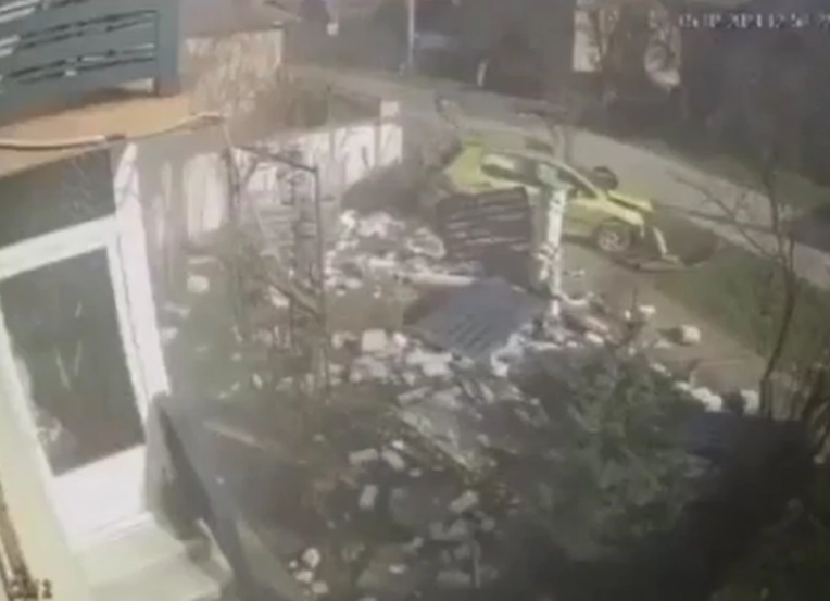 Auto udarilo u ogradu