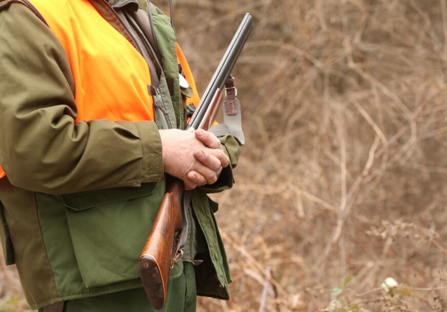 Lovac drži lovačku pušku