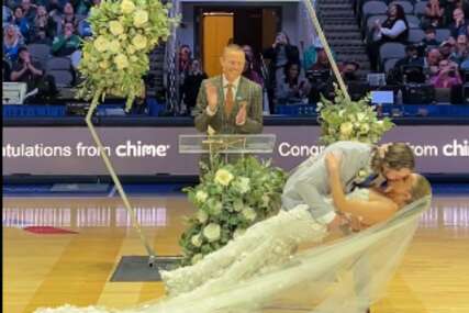 Vjenčali se na NBA utakmici: Sudbonosno "Da" i prvi ples pred oduševljenom publikom (VIDEO)
