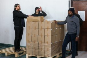 Volonteri pakuju pakete pomoći za Tursku