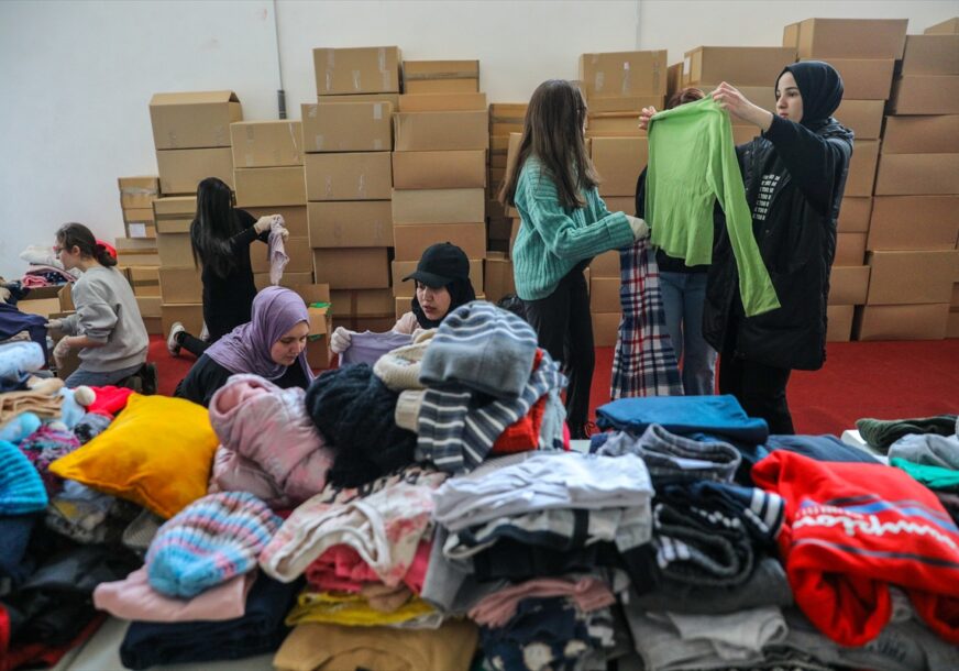 Volonteri pakuju pakete pomoći za Tursku