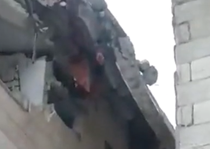POTRESAN SNIMAK IZ TURSKE Dijete visi sa ruševine, plače i moli za pomoć (VIDEO)