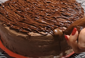 Dva sloja od jedne smjese: Recept za CRNU TORTU koja će oduševiti goste