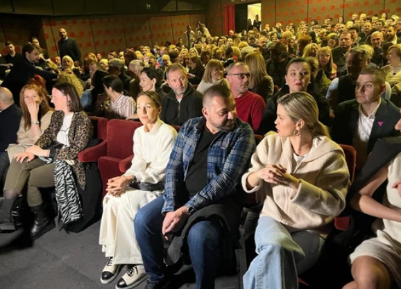 Jelena Đoković sjedi u publici