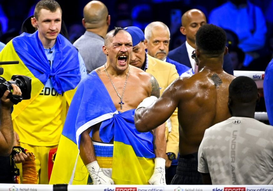 Aleksandar Usik u ringu sa zastavom Ukrajine