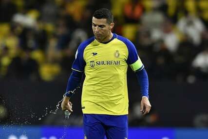Kristijano Ronaldo pljuje vodu