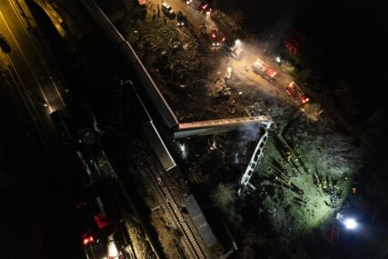 Život izgubilo najmanje 57 ljudi: Spasilačke ekipe i dalje pretražuju vagone, nastavljen štrajk željezničara u Grčkoj