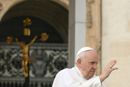 Ostaje u bolnici nekoliko dana: Papa Franjo hospitalizovan zbog respiratorne infekcije