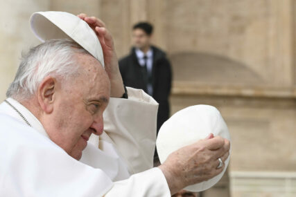 Papa Franjo izašao iz bolnice "Nisam se uplašio, još sam živ"