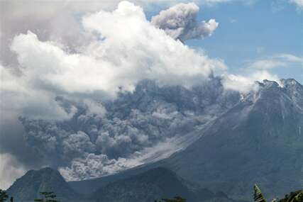 Još jedna erupcija vulkana: Pepeo izbacuje na visini od 3 kilometra