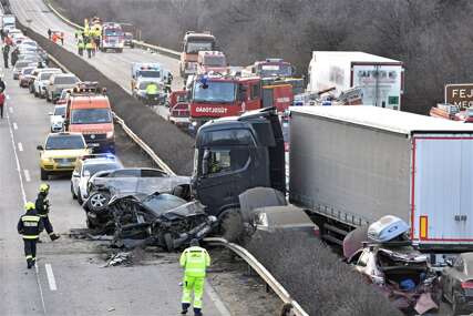 "Prvi vozač se možda uplašio i naglo zakočio" Očevici otkrili mogući uzrok nesreće u Mađarskoj (FOTO)