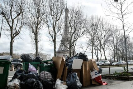 Ovo nije nimalo romantično: Pariz zatrpan smećem zbog štrajka sakupljača otpada (FOTO)