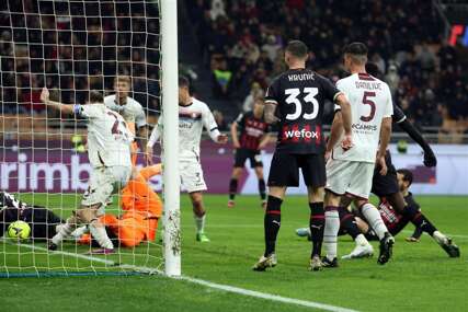 Bizarna scena šampiona Italije: Saigrač spriječio igrača Milana da postigne gol za pobjedu u 88. minutu (VIDEO)