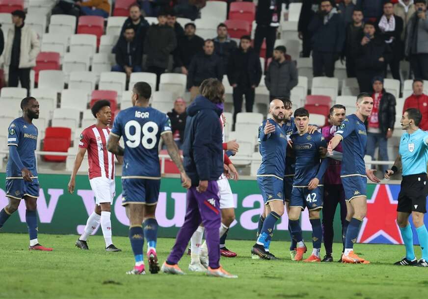 Šta se ovo dešava: Navijač uletio na teren pa raskrvario igrača Fiorentine (FOTO)