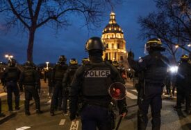 Haos u Parizu ne prestaje: Demonstranti zatvorili Luvr
