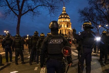 "Pariz je bijesan" Policija krenula suzavcima na demonstrante u Francuskoj (VIDEO)