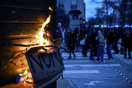 Nemile scene u Francuskoj: Demonstrant u kritičnom stanju, povrijeđeno 16 policajaca (VIDEO)