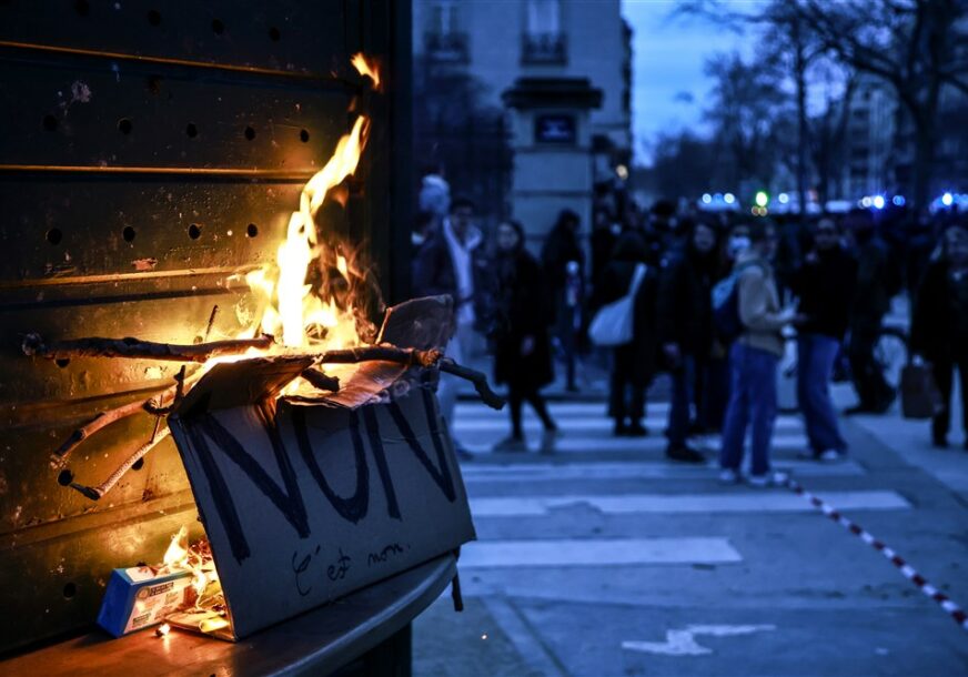 Zapaljeno smeće u Francuskoj na protestima
