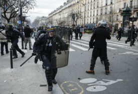 POLICIJA UPOTRIJEBILA SUZAVAC Haos u Parizu ne prestaje, sukobi i u ostalim gradovima (VIDEO, FOTO)